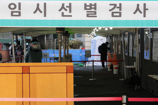 14일 오전 서울 중구 서울역 코로나19 선별진료소가 한산한 모습이다. 이날 코로나19 신규확진자는 524명(지역 496명ㆍ해외 28명)을 기록해 사흘째 500명대를 기록했다. 연합뉴스